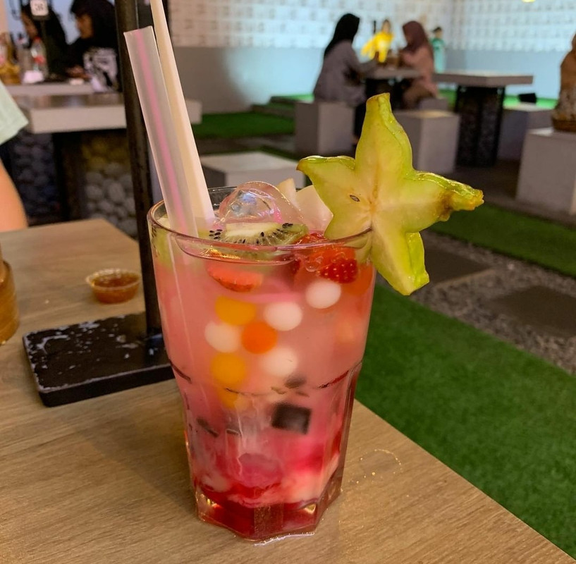 Minuman segar mie gacoan